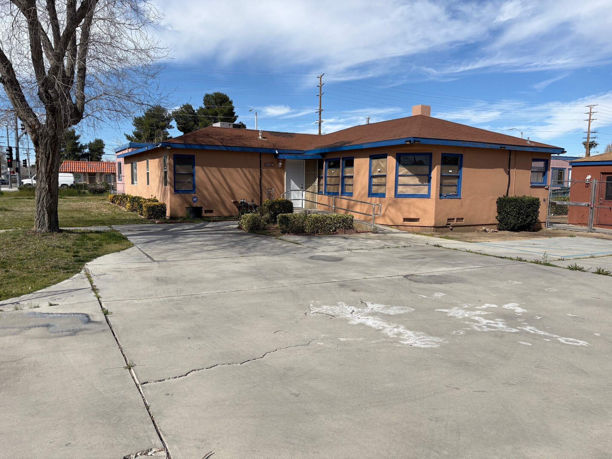 933 W Newgrove St, Lancaster, CA for Rent