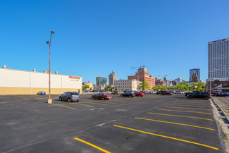 Milwaukee, WI Parking Lots & Garages - 633 E Buffalo St