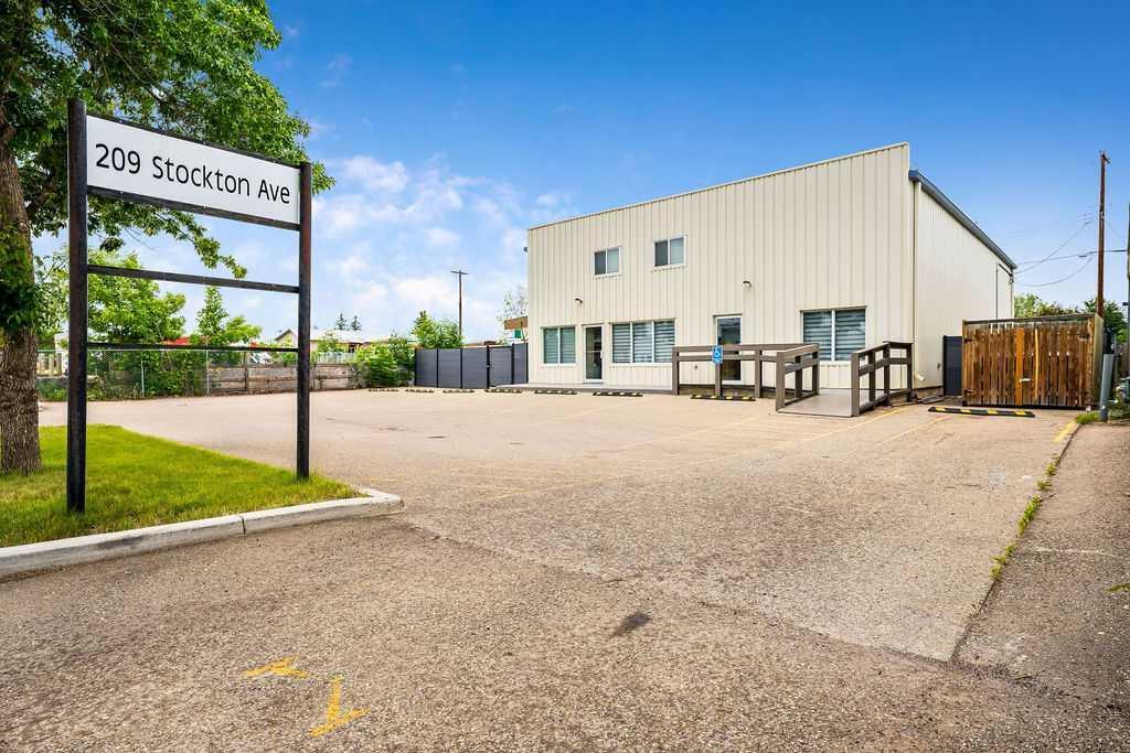 209 Stockton Av, Okotoks, AB for Sale