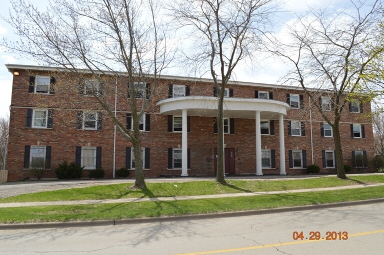 1020 W Hillcrest Dr, Dekalb, IL for Sale