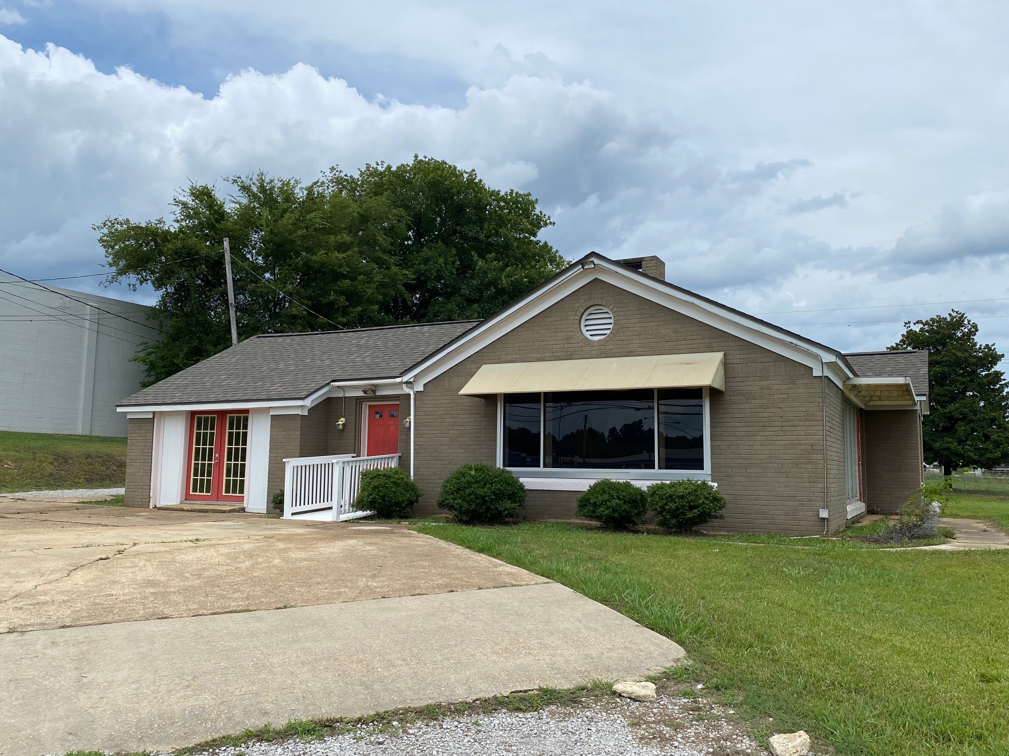 1811 S Gloster St, Tupelo, MS for Rent