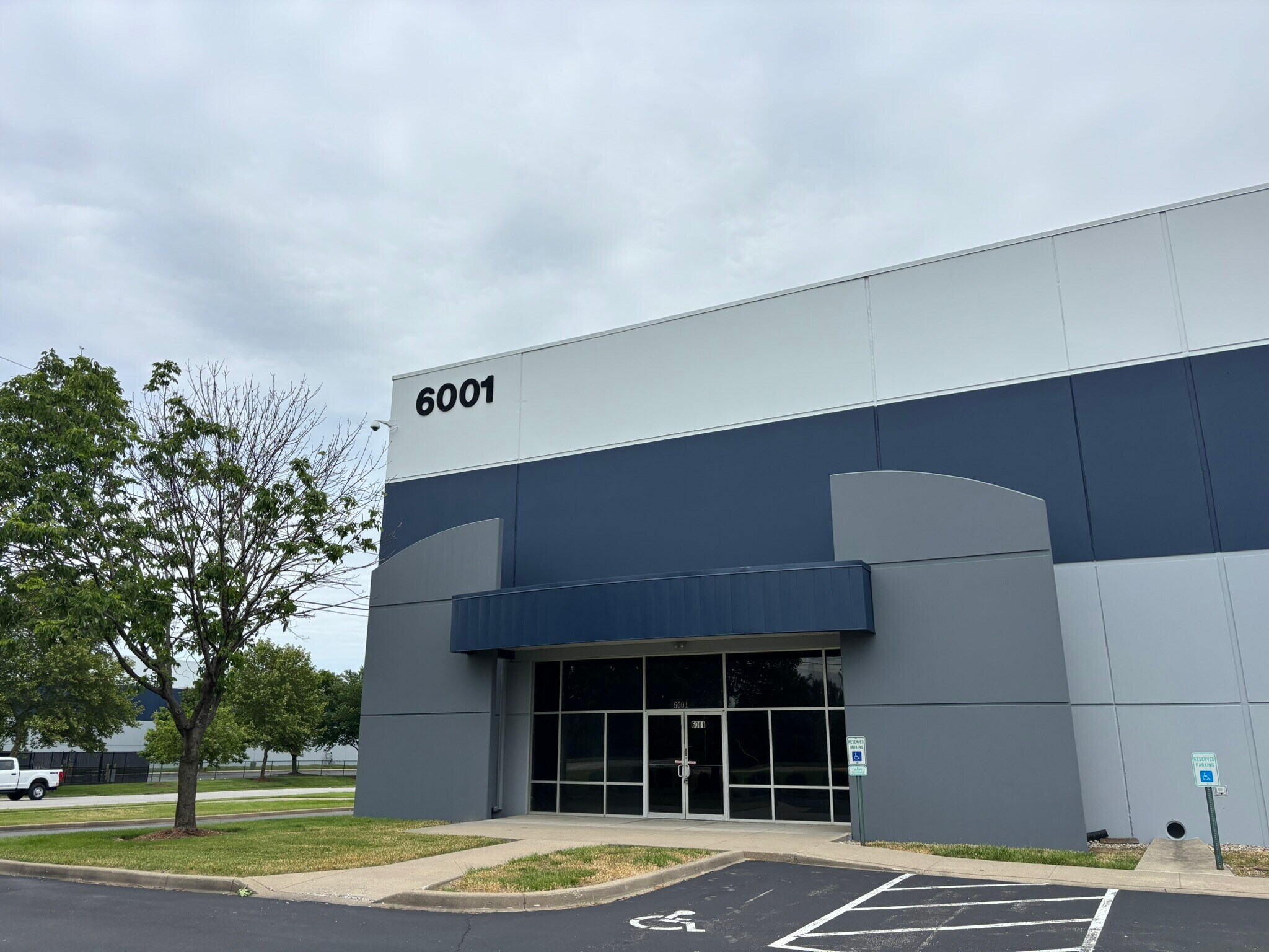 6001 National Tpke, Louisville, KY for Rent