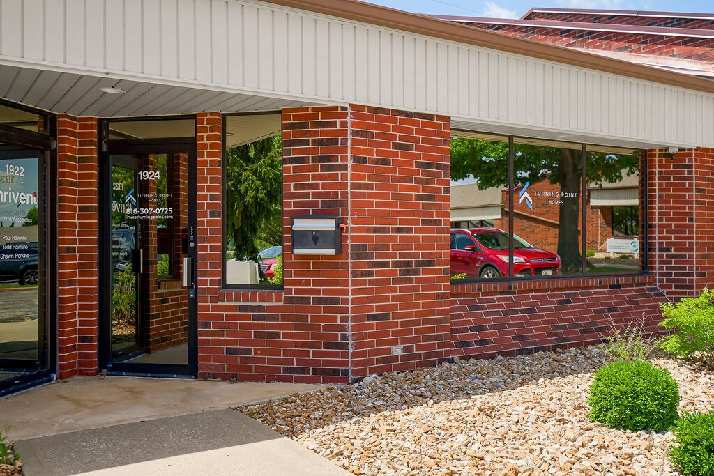 1924 NW Copper Oaks Cir, Blue Springs, MO for Sale