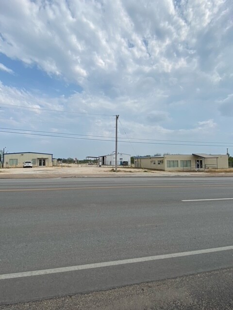 1224 S Oak St, Pearsall, TX for Rent