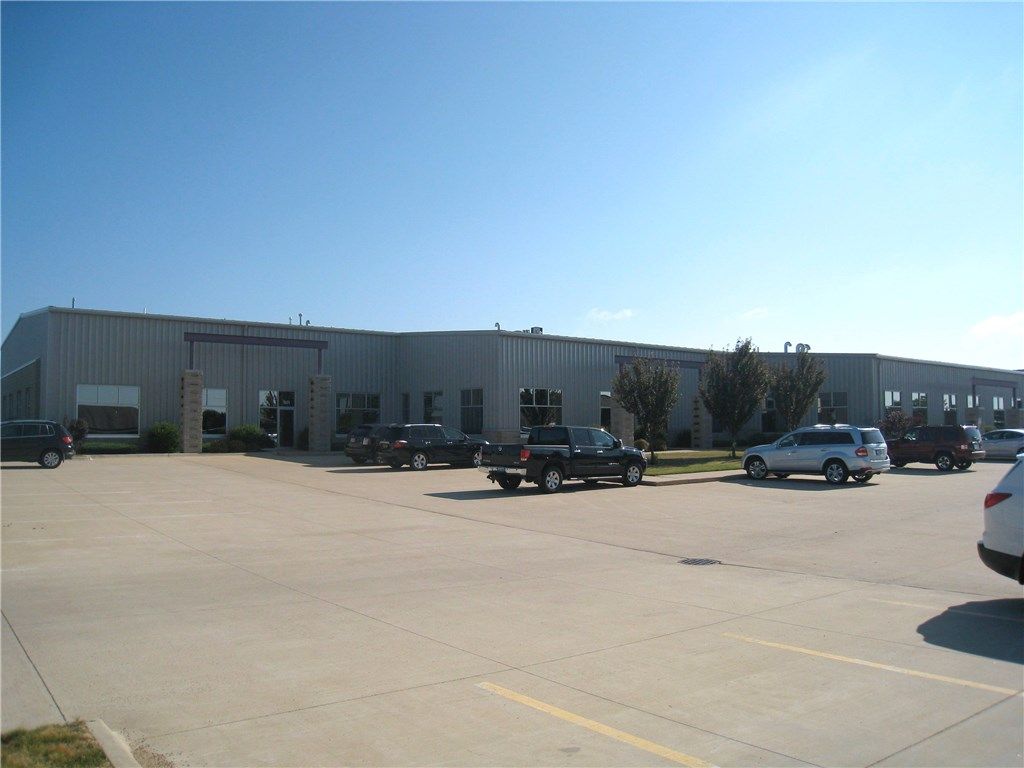 921-929 Marthas Way, Hiawatha, IA for Sale