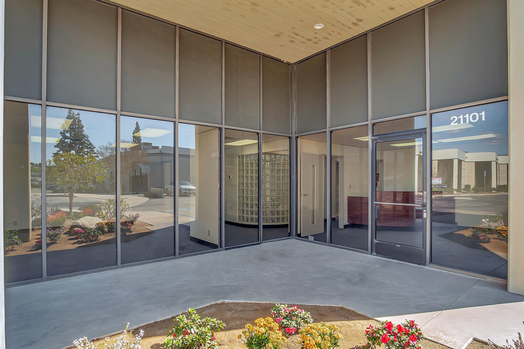 2111021129 Osborne St Canoga Park, CA 91304 Industrial Park Property