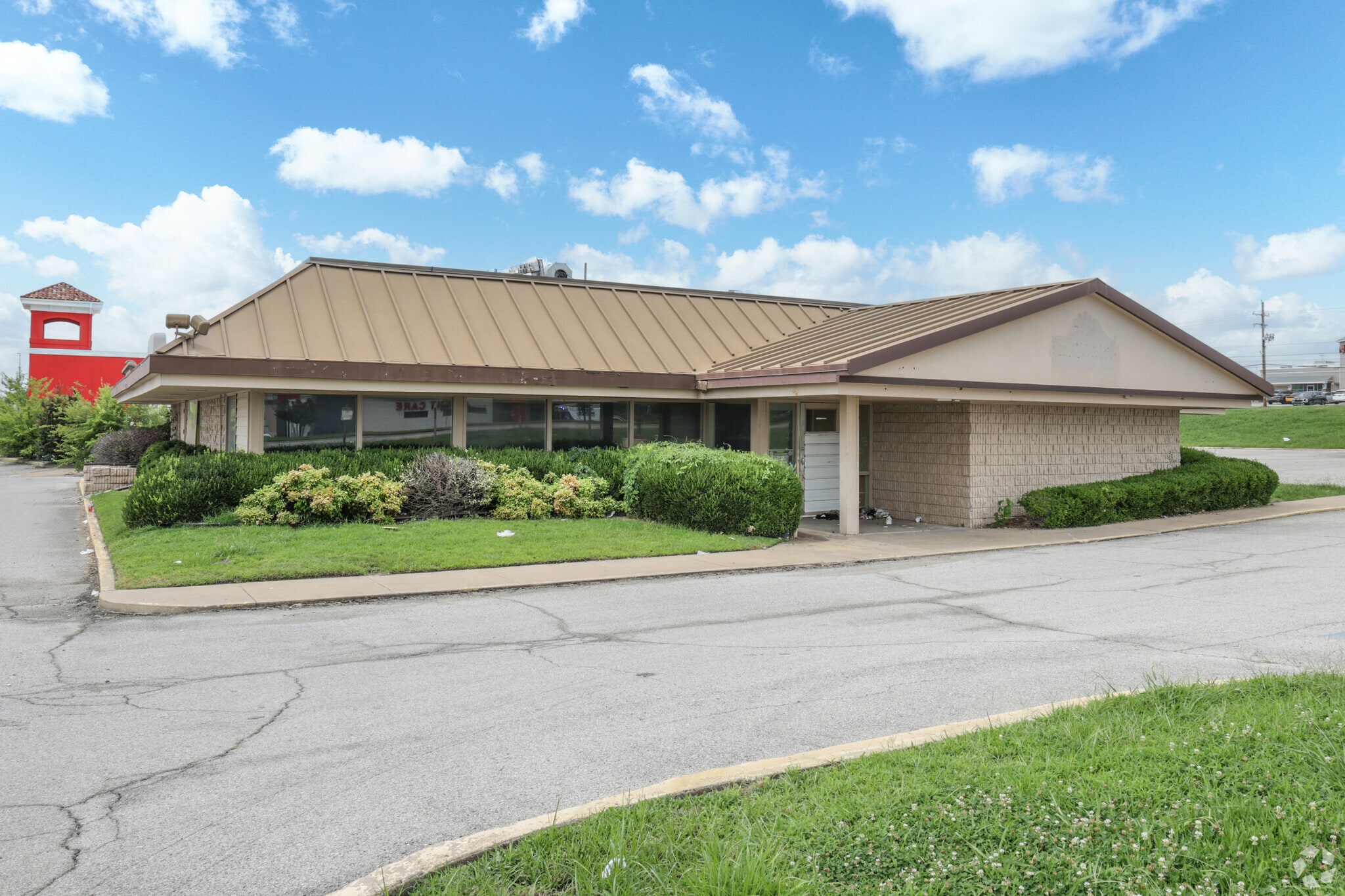 8104 E 68th St, Tulsa, OK for Rent