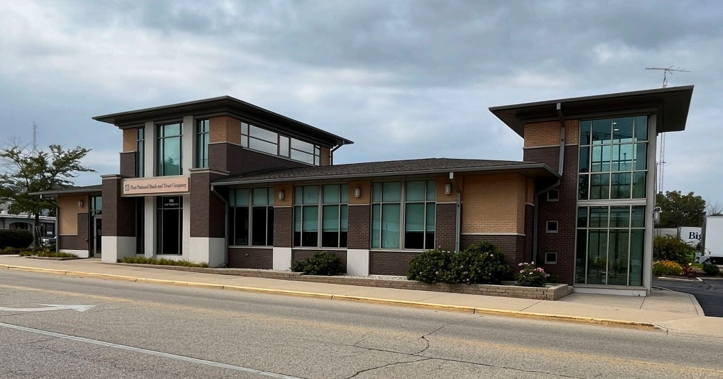 190 E Geneva St, Elkhorn, WI for Sale