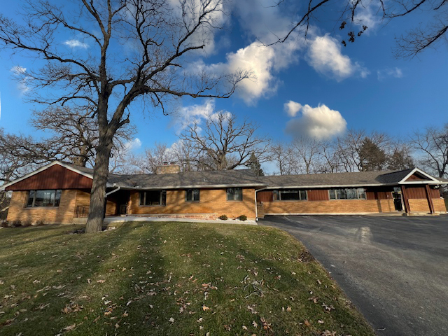 1700 S Eastwood Dr, Woodstock, IL for Rent