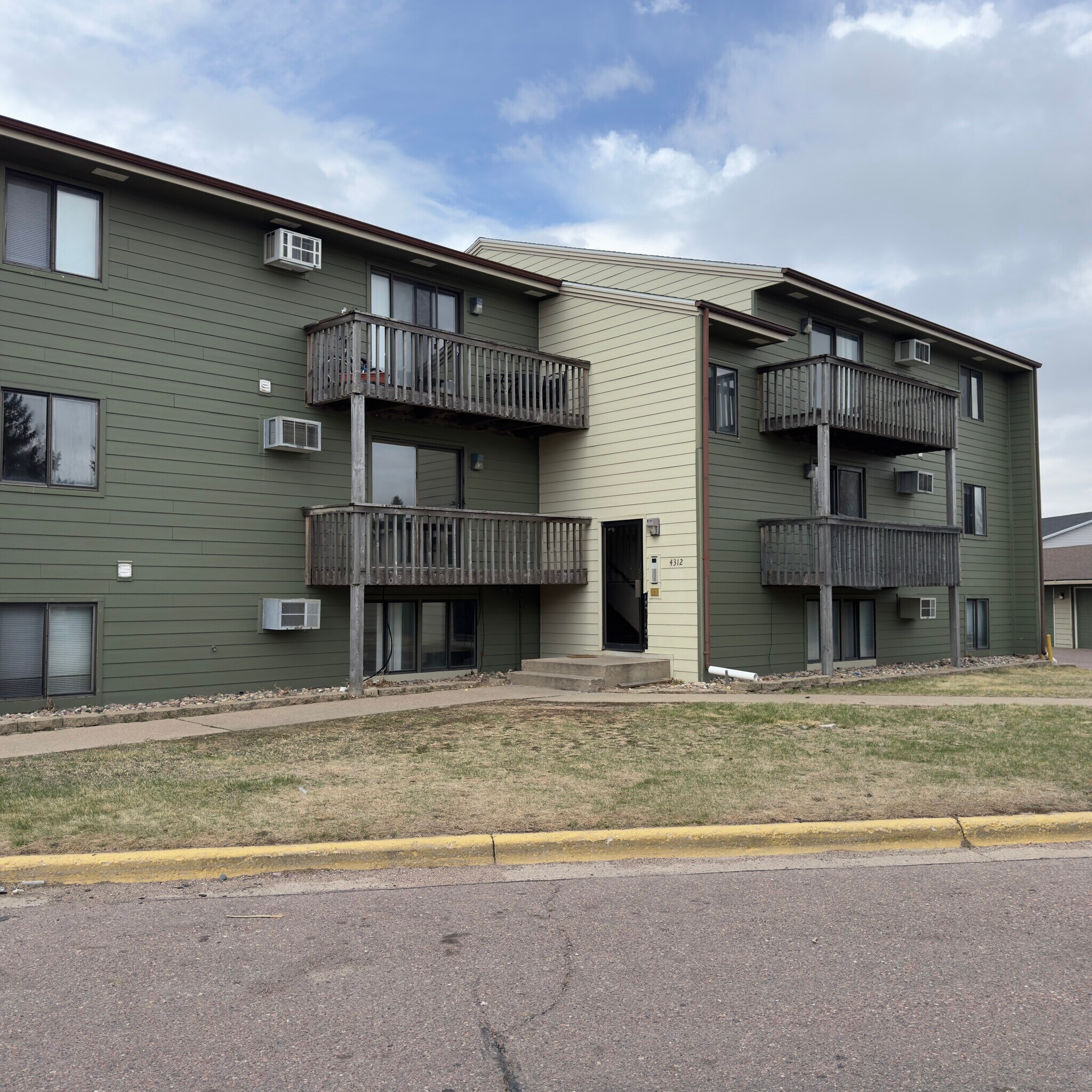 4304 E 26th St, Sioux Falls, SD for Sale
