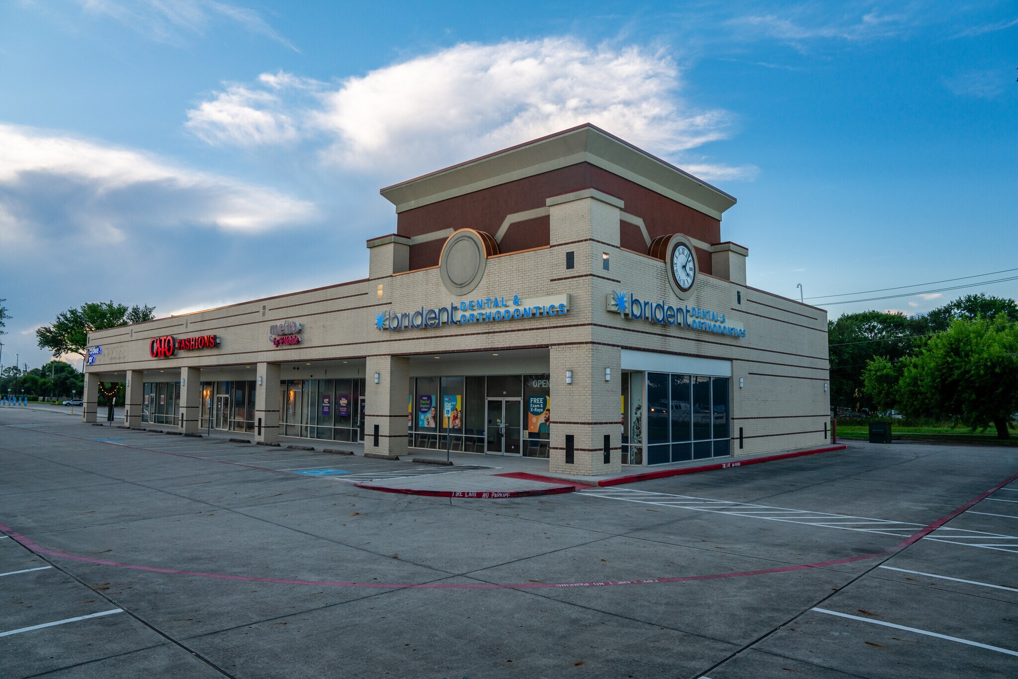 1921 N Main St, Pearland, TX for Rent