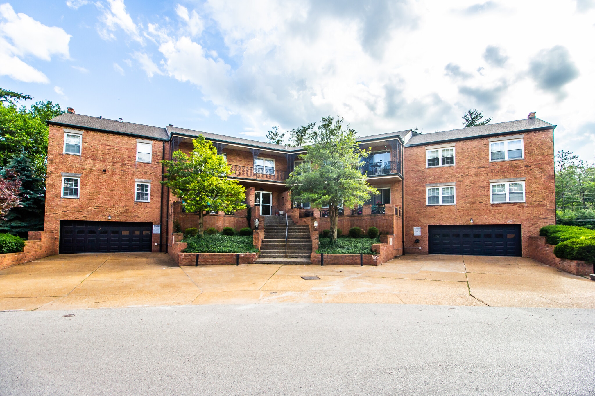 8166 Whitburn Dr, Clayton, MO for Sale