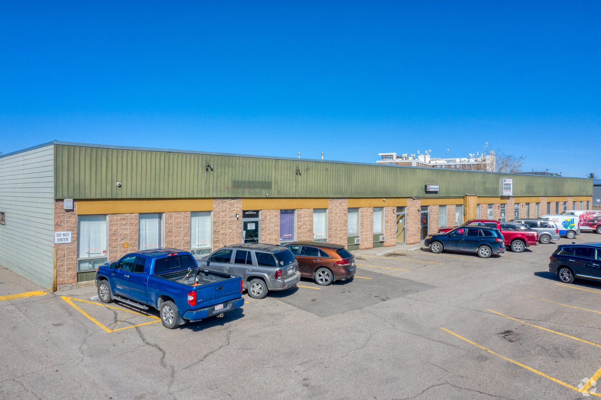 6303 Burbank Rd SE, Calgary, AB for Rent