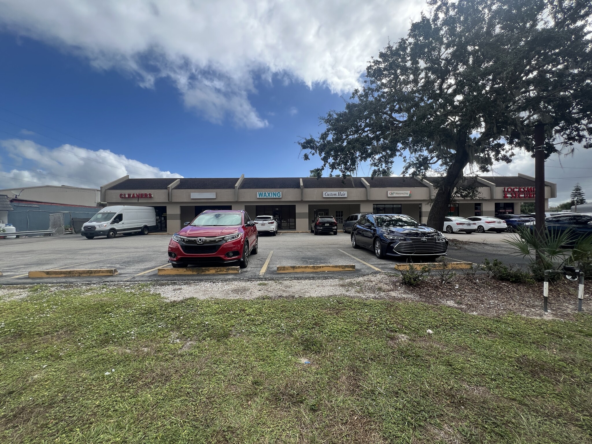 111-123 N Kings Ave, Brandon, FL for Rent
