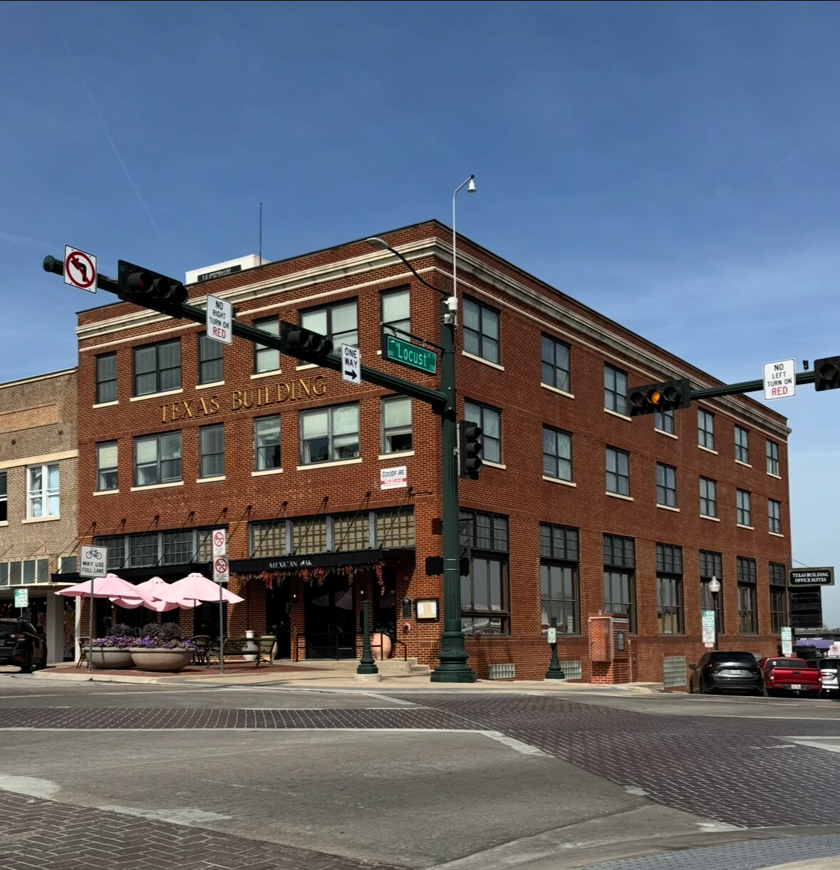 100-102 W Oak St, Denton, TX for Rent