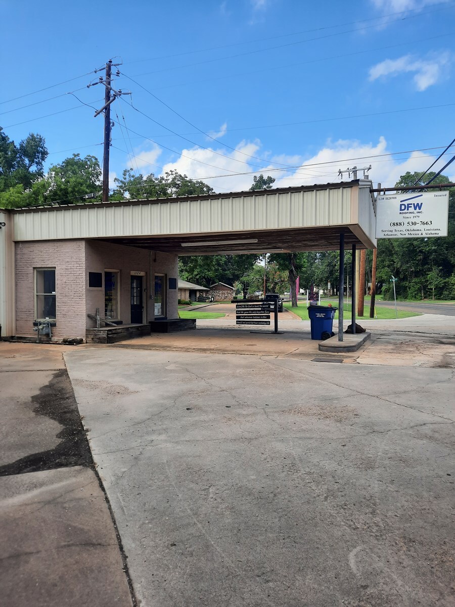 1124 E Houston Ave, Crockett, TX for Sale