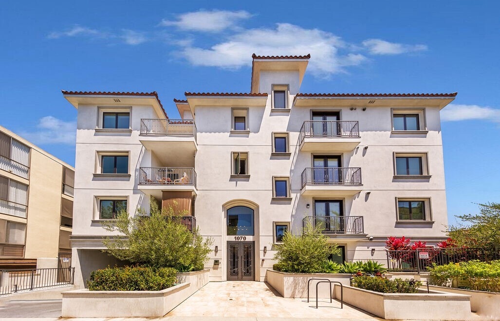 1070 S Bedford St, Los Angeles, CA for Sale