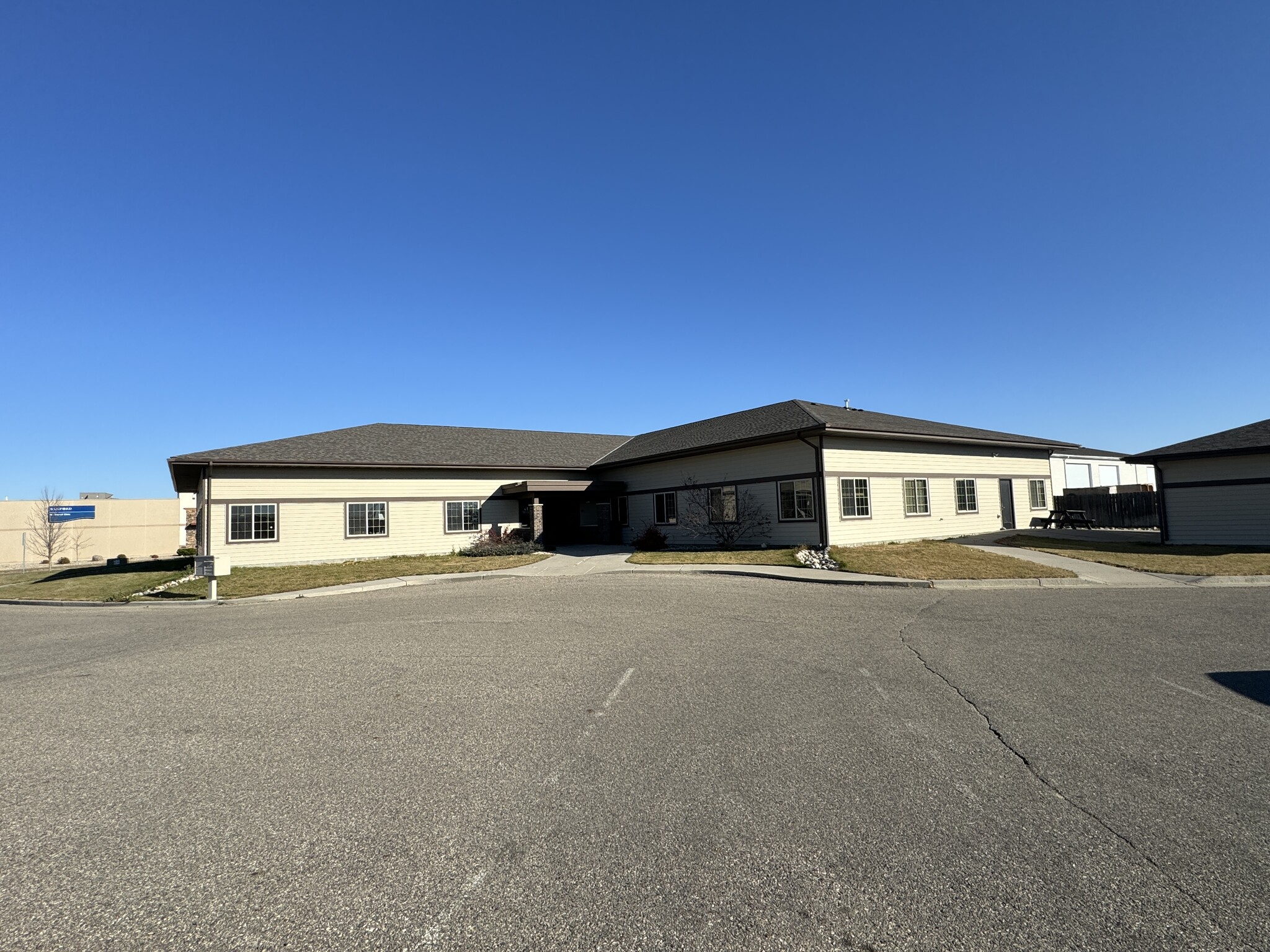 1425 21st Ave NW, Minot, ND for Sale