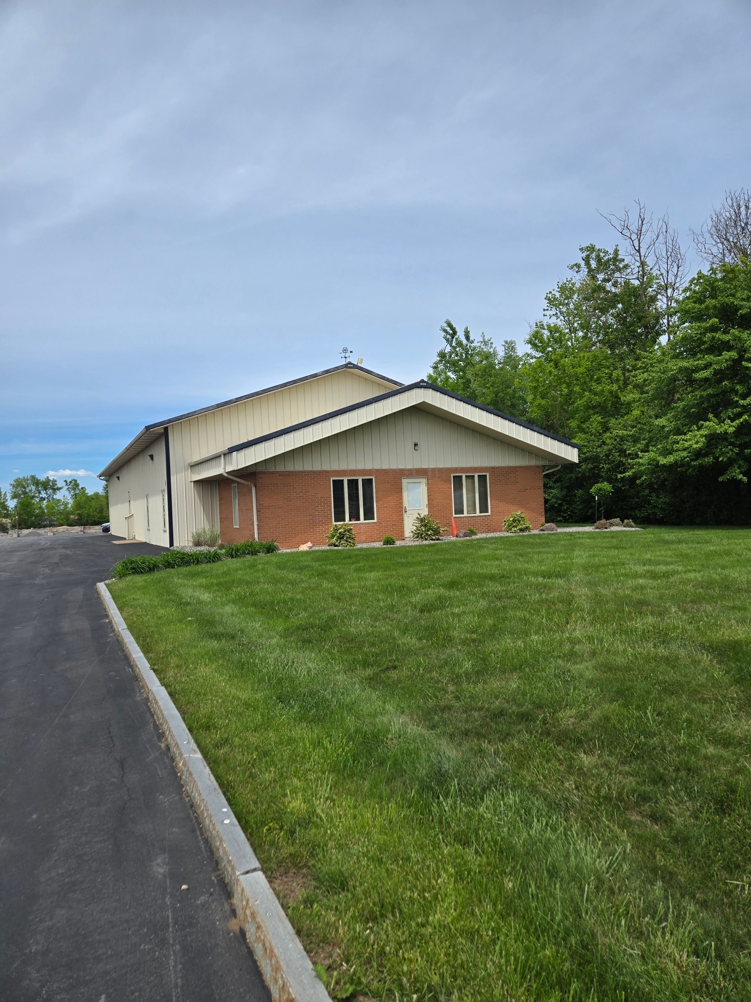 6327 Molloy Rd, East Syracuse, NY for Rent