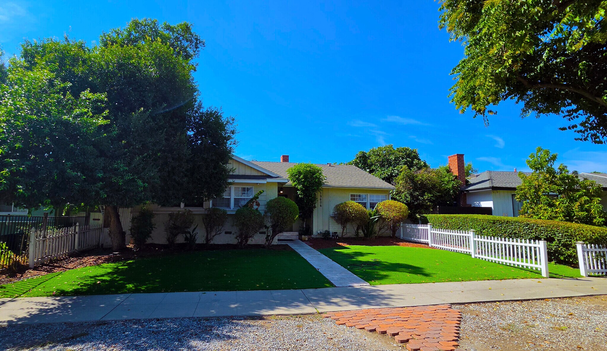 19604 Victory Blvd, Tarzana, CA for Sale
