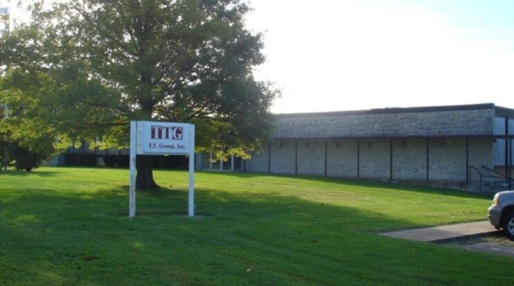 702 S Carnation Rd, Aurora, MO for Sale