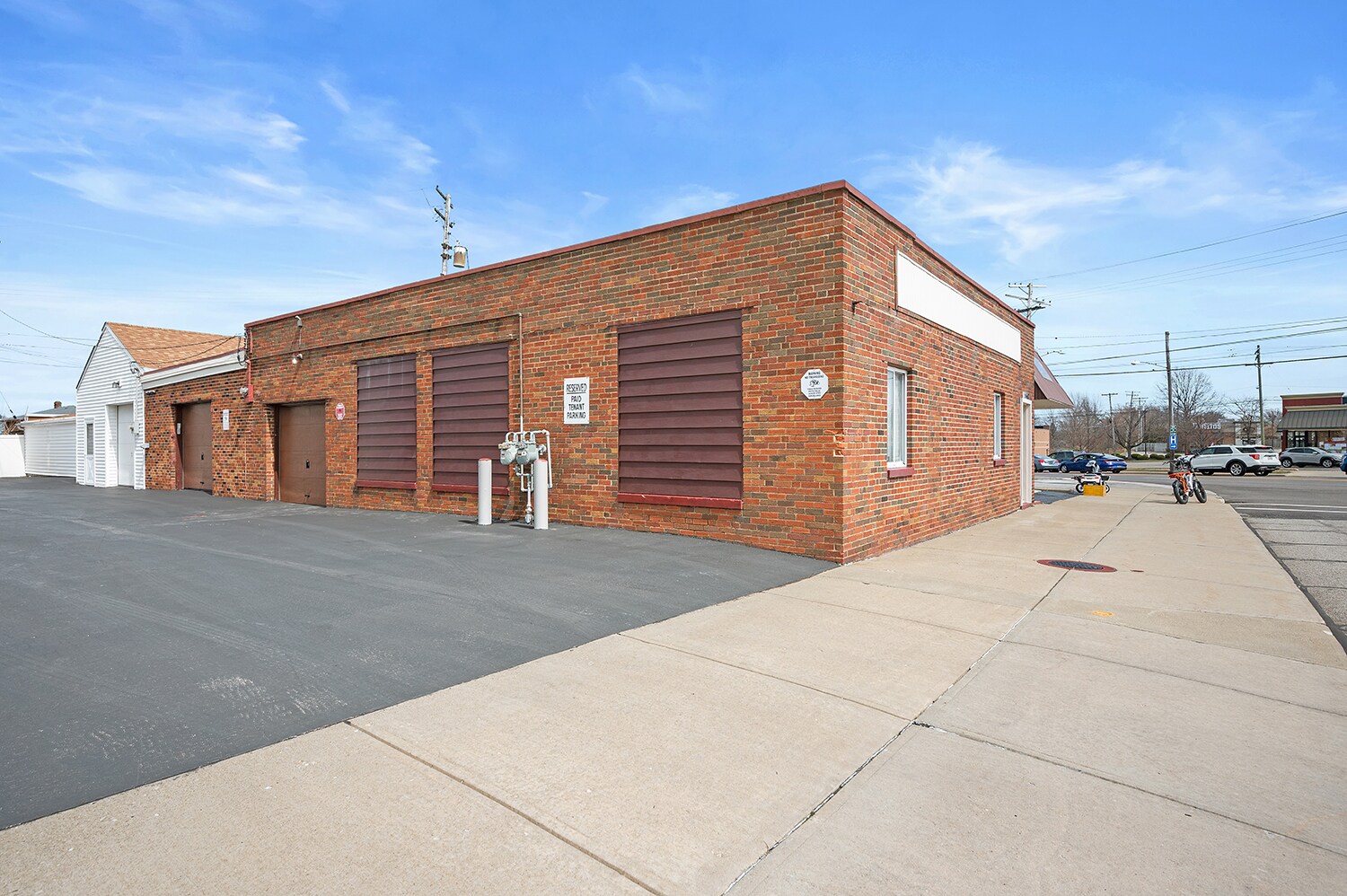 5460 Pearl Rd Parma, OH 44129 Flex Property for Sale on