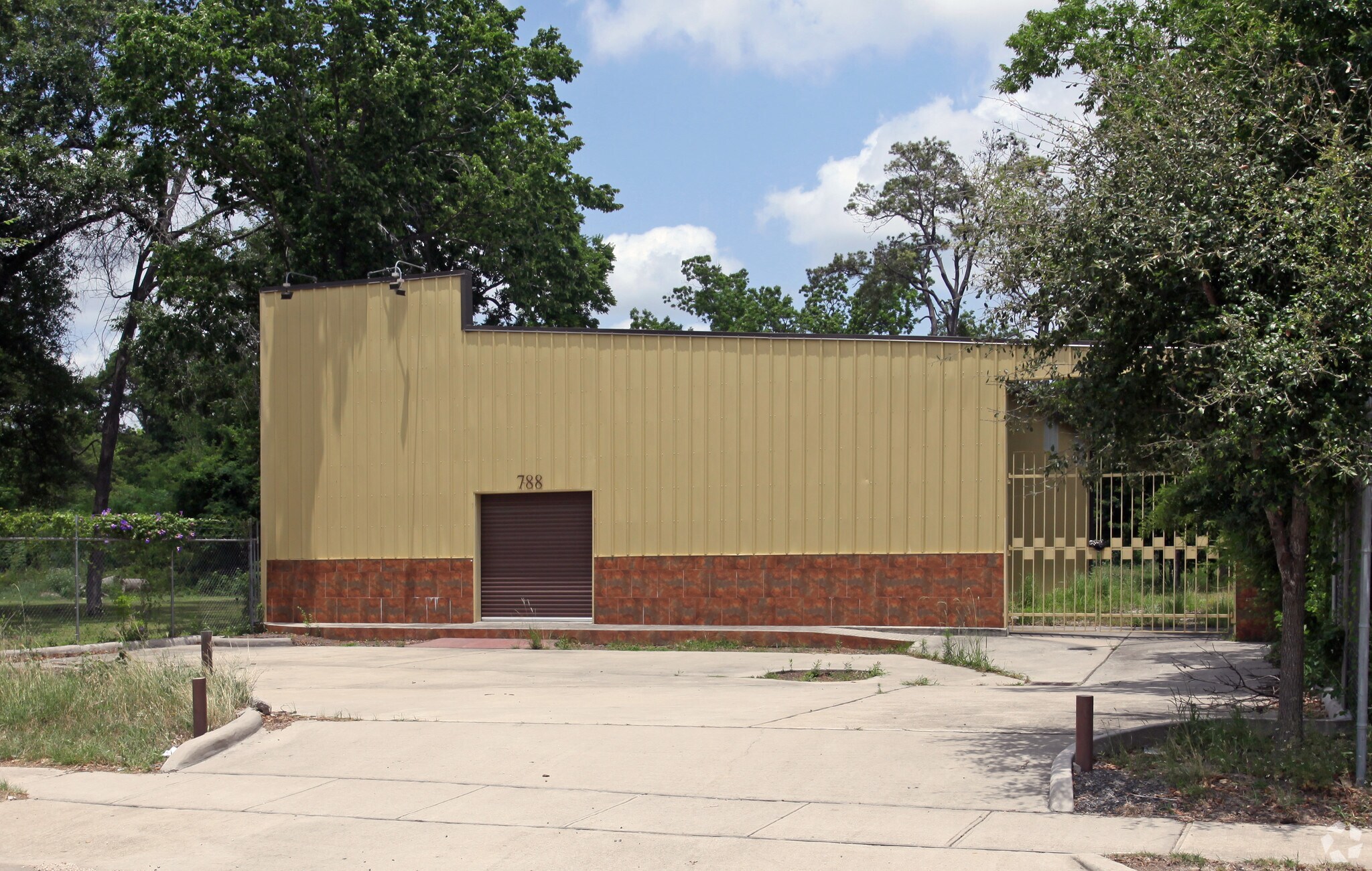 788 W Tidwell Rd Houston, TX 77091 Industrial Property for Sale on