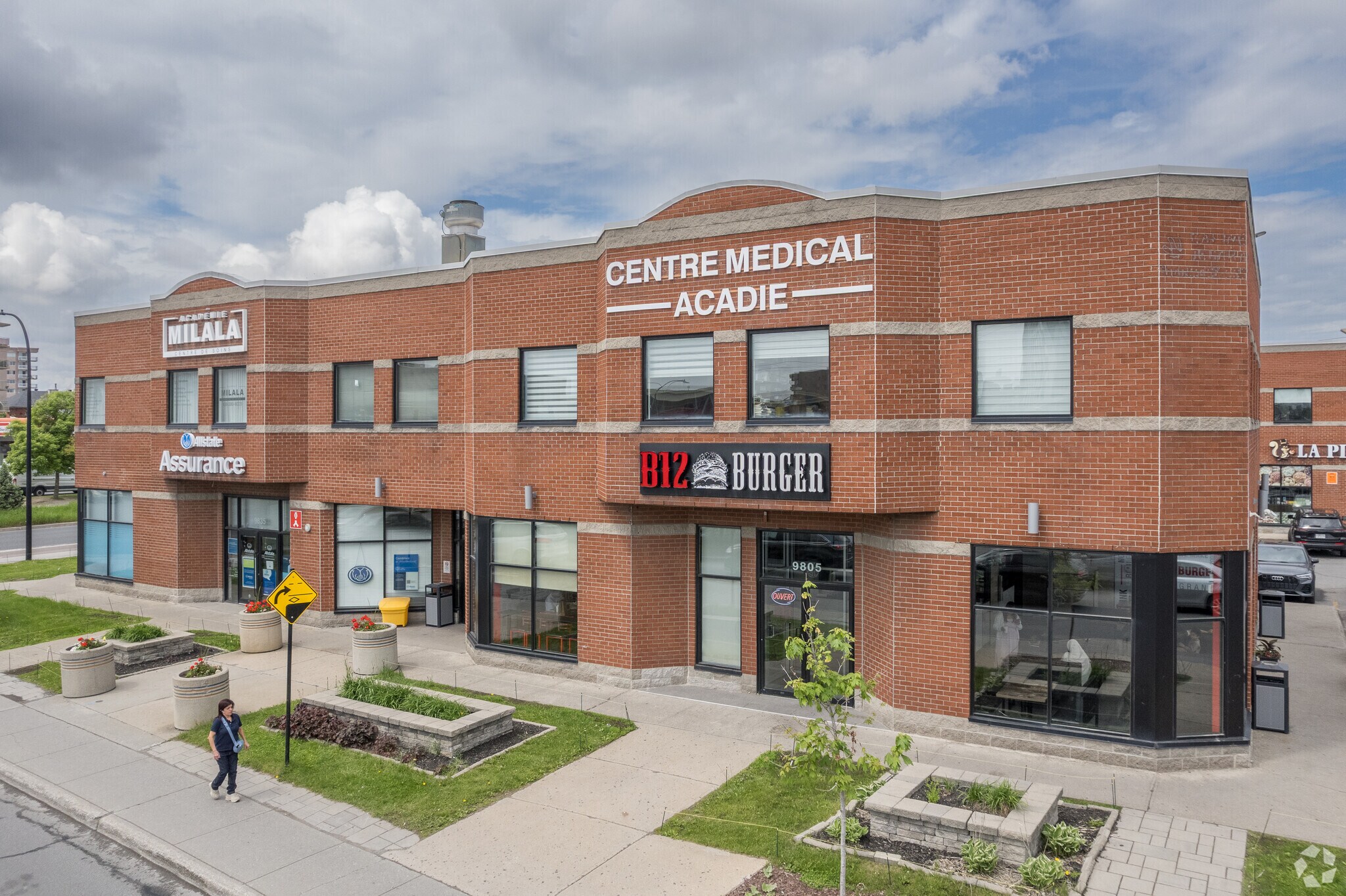 9825 Boul De L'acadie, Montréal, QC for Rent