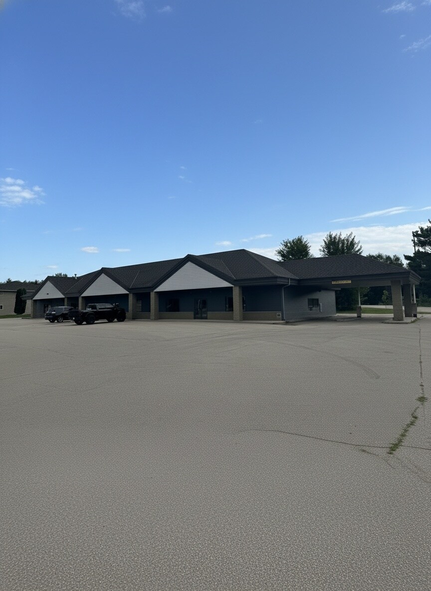 200 Golfview Rd, Cecil, WI for Rent
