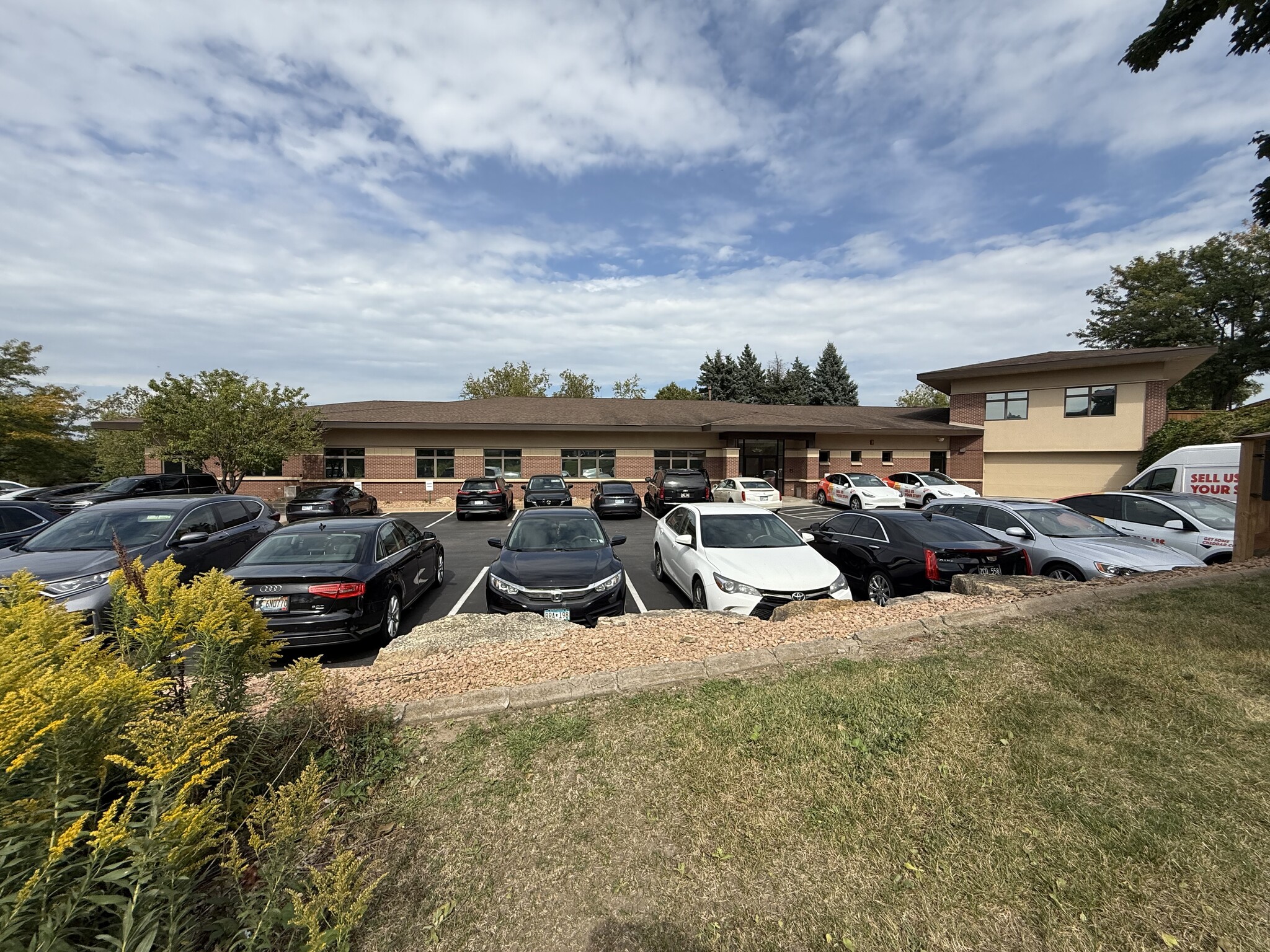 181 S River Ridge Cir, Burnsville, MN for Sale
