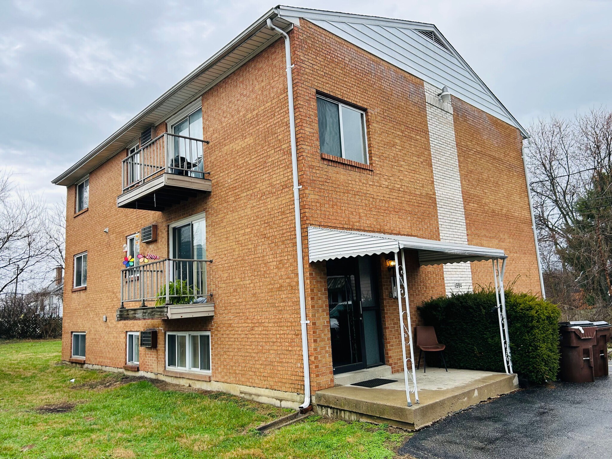 1584 W Galbraith Rd, Cincinnati, OH for Sale