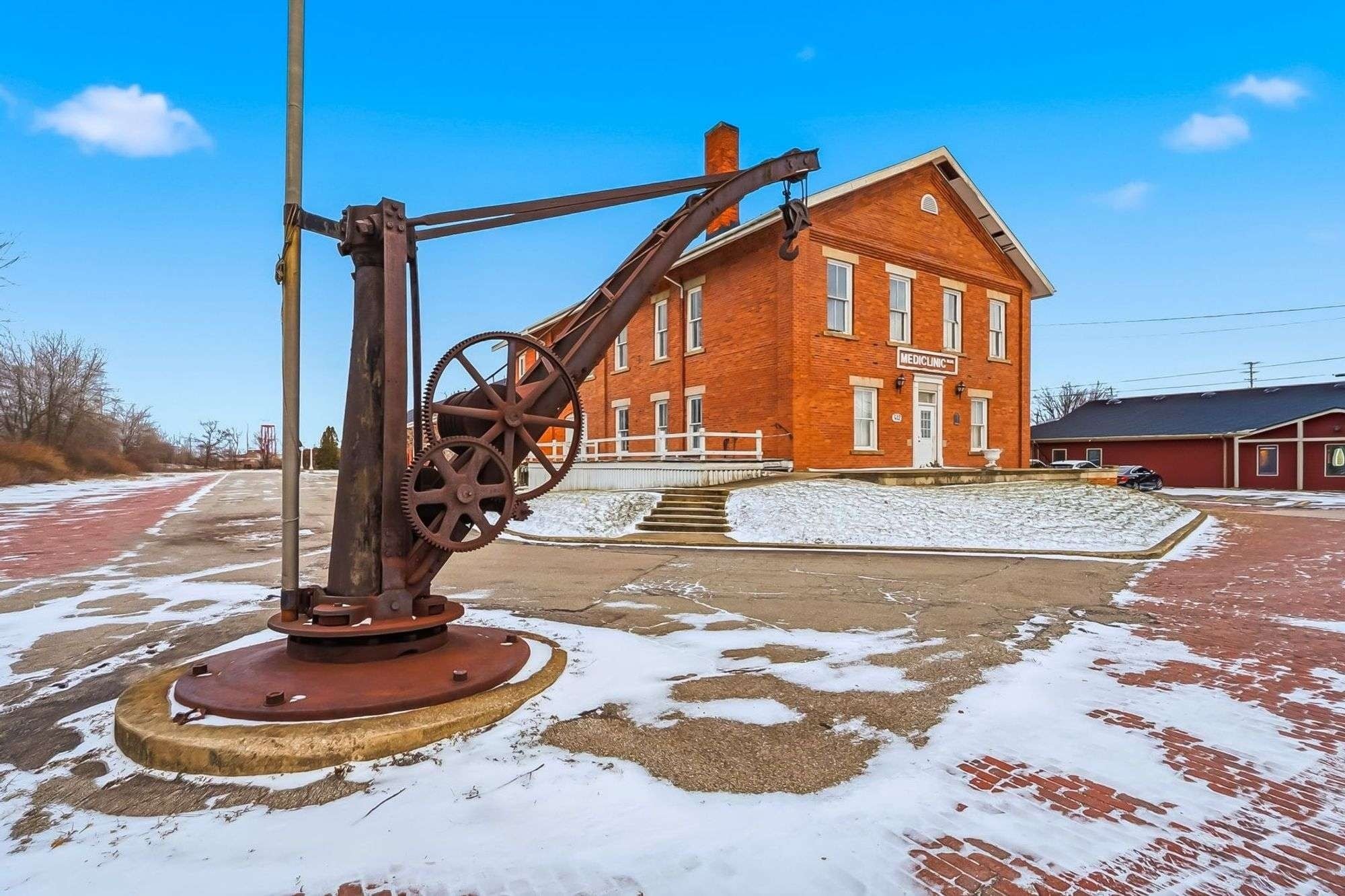 412 E River St, Elyria, OH for Sale