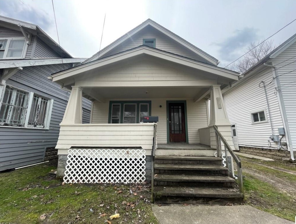 618 W 57th St, Ashtabula, OH for Sale