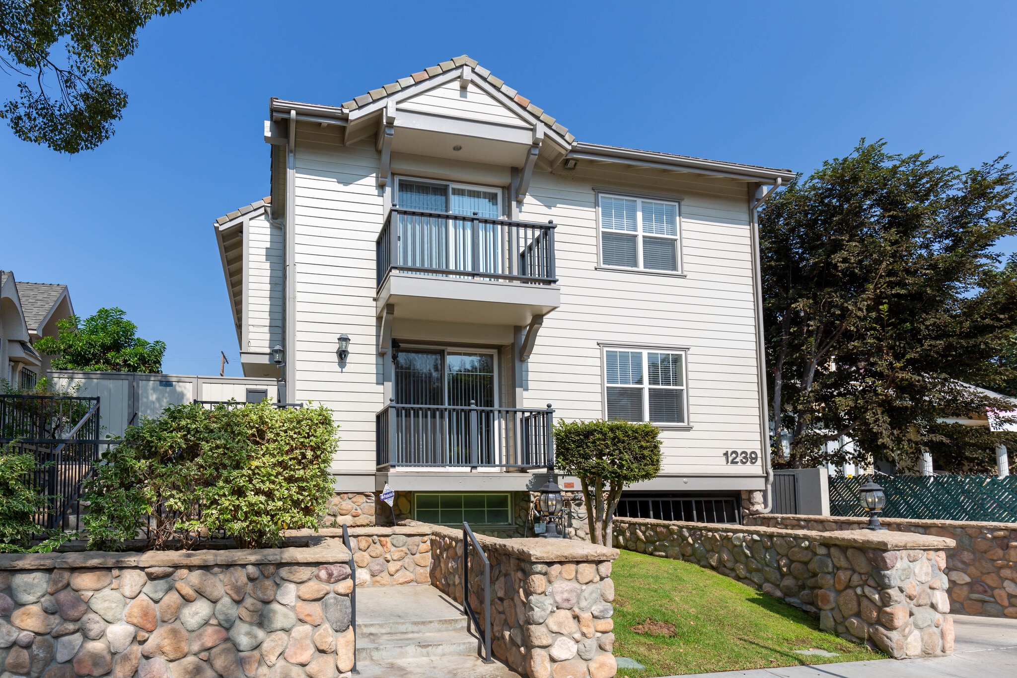 1239 W 30th St, Los Angeles, CA for Sale