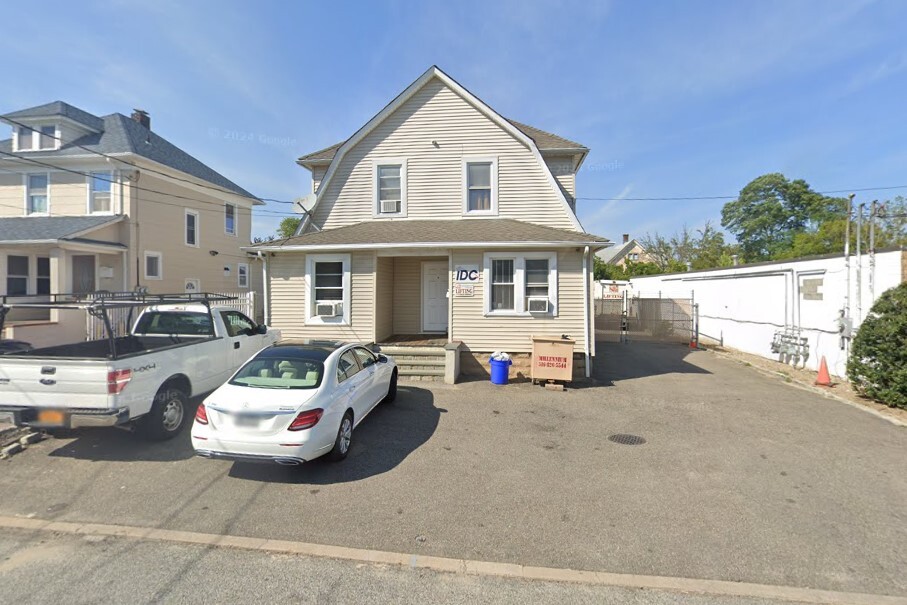 52 Maple Pl, Amityville, NY for Rent