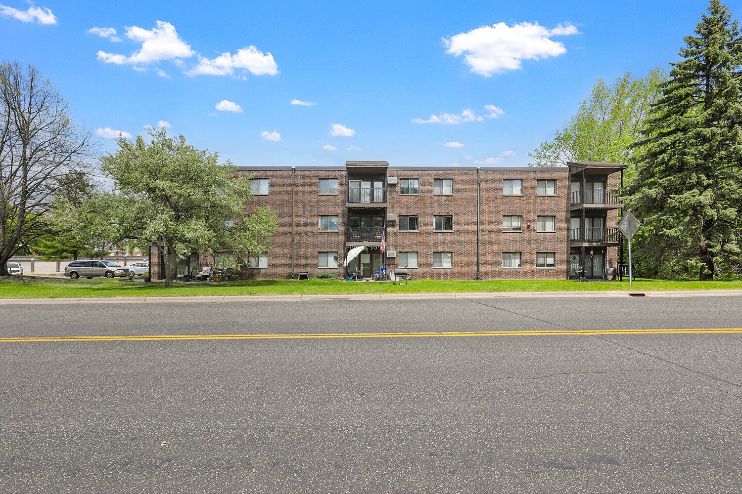 2050 7th Ave E, North Saint Paul, MN for Sale