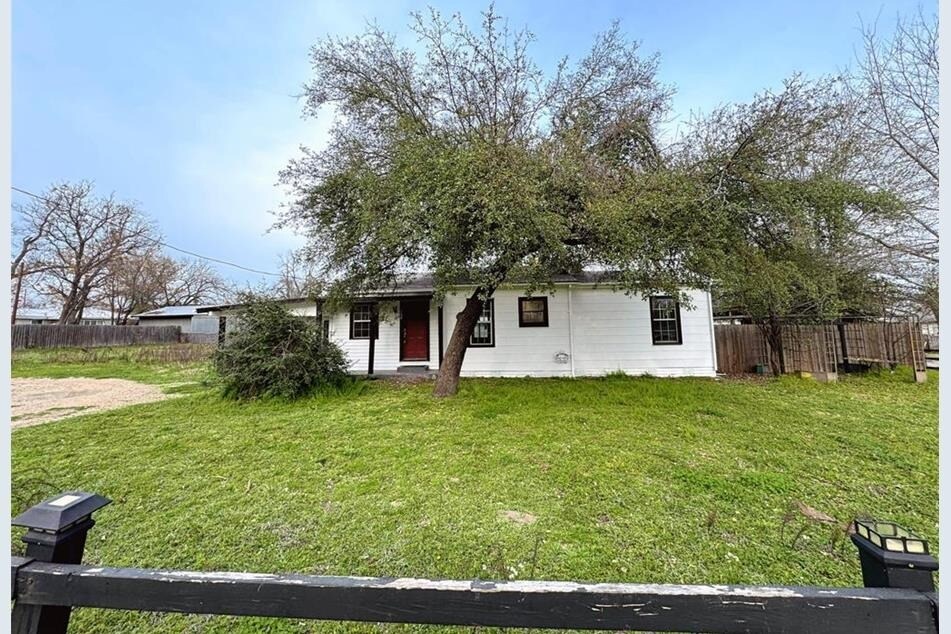 204 Bowser St, Rockdale, TX for Sale