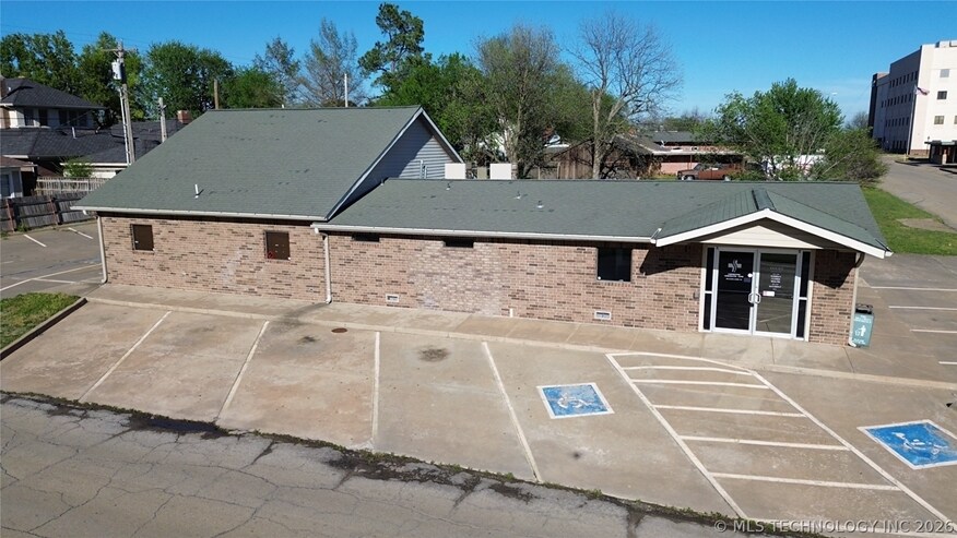 1002 E Cherry St, Cushing, OK for Sale