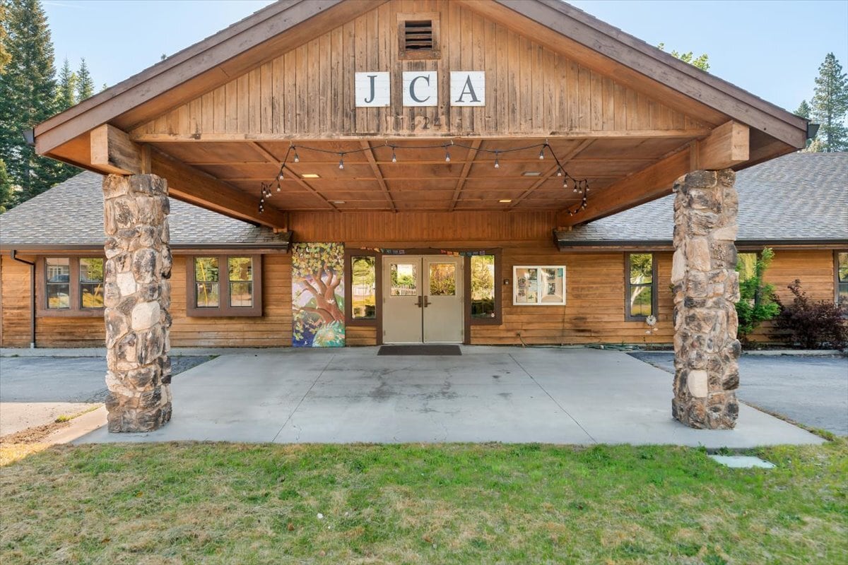1124 Pine Grove Dr, Mount Shasta, CA for Sale