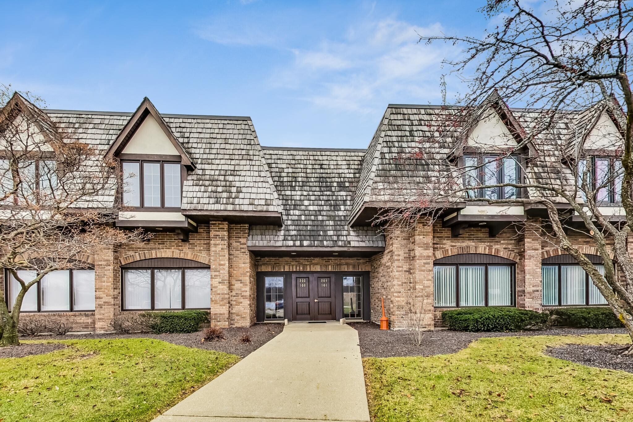 28085 N Ashley Cir, Libertyville, IL for Sale