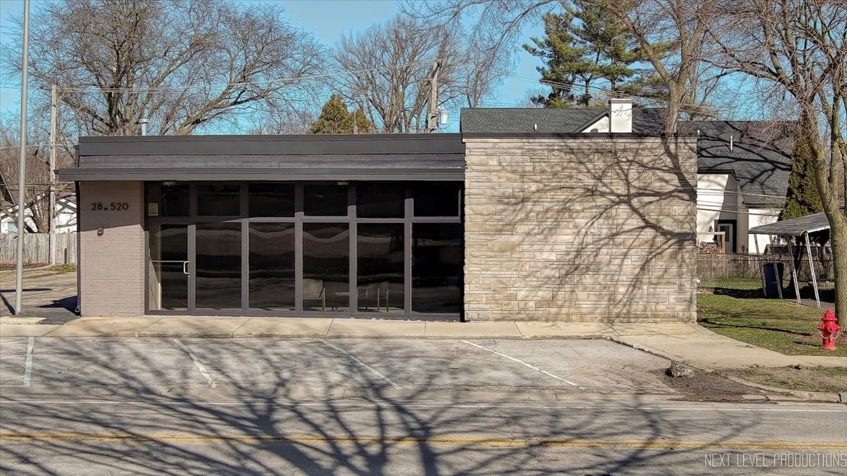28w520 Batavia Rd, Warrenville, IL for Rent