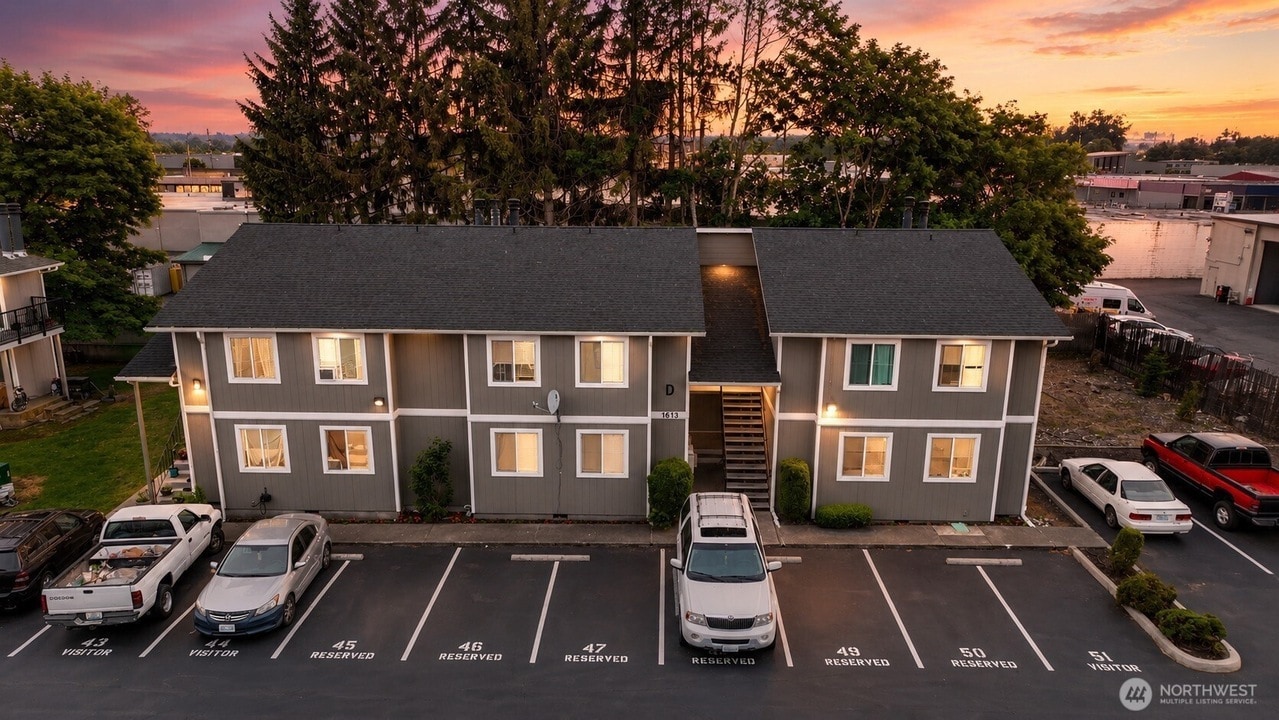 1613 Maple Ln, Kent, WA for Sale