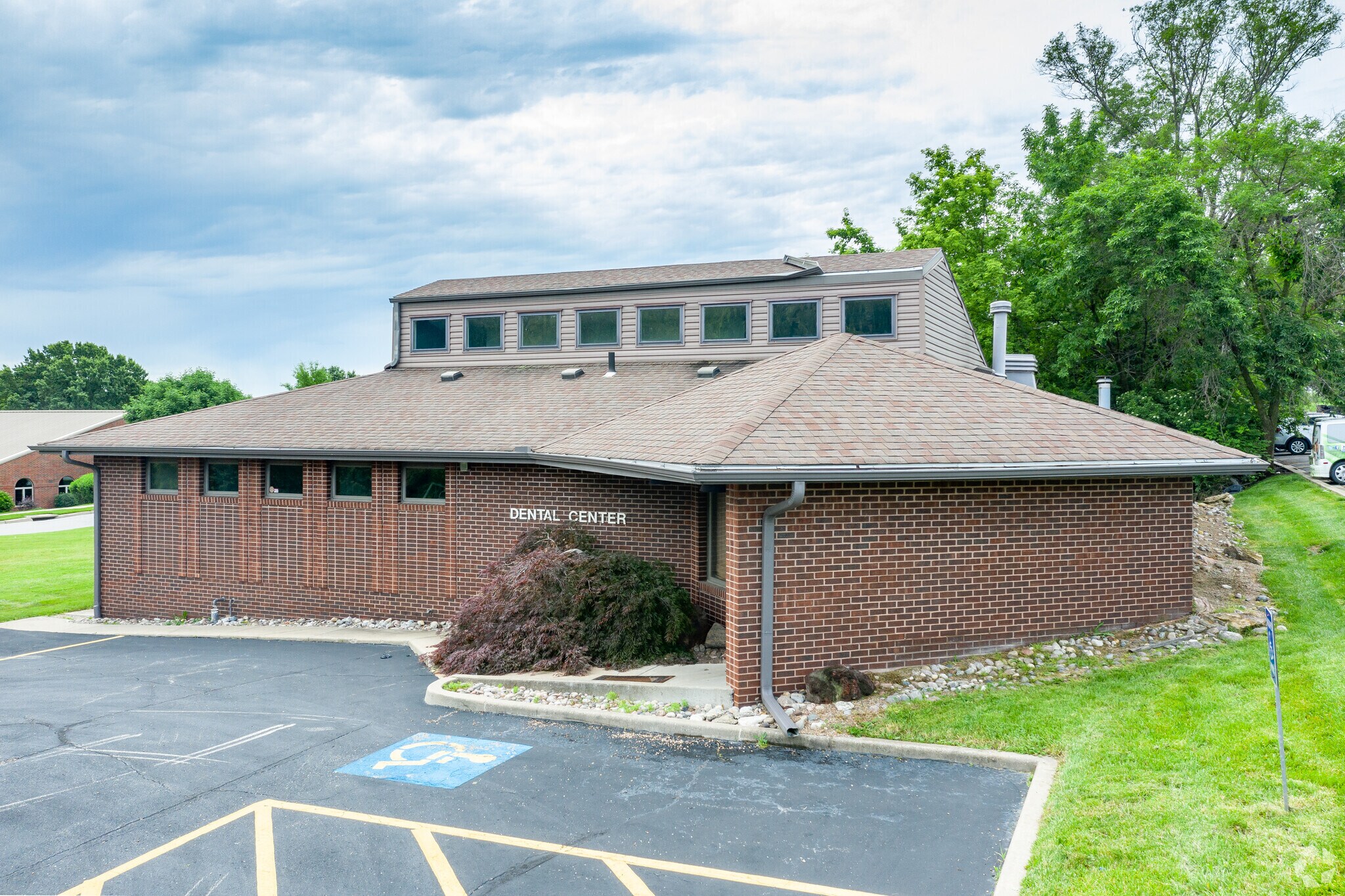 2727 NE Brooktree Ln, Gladstone, MO for Sale