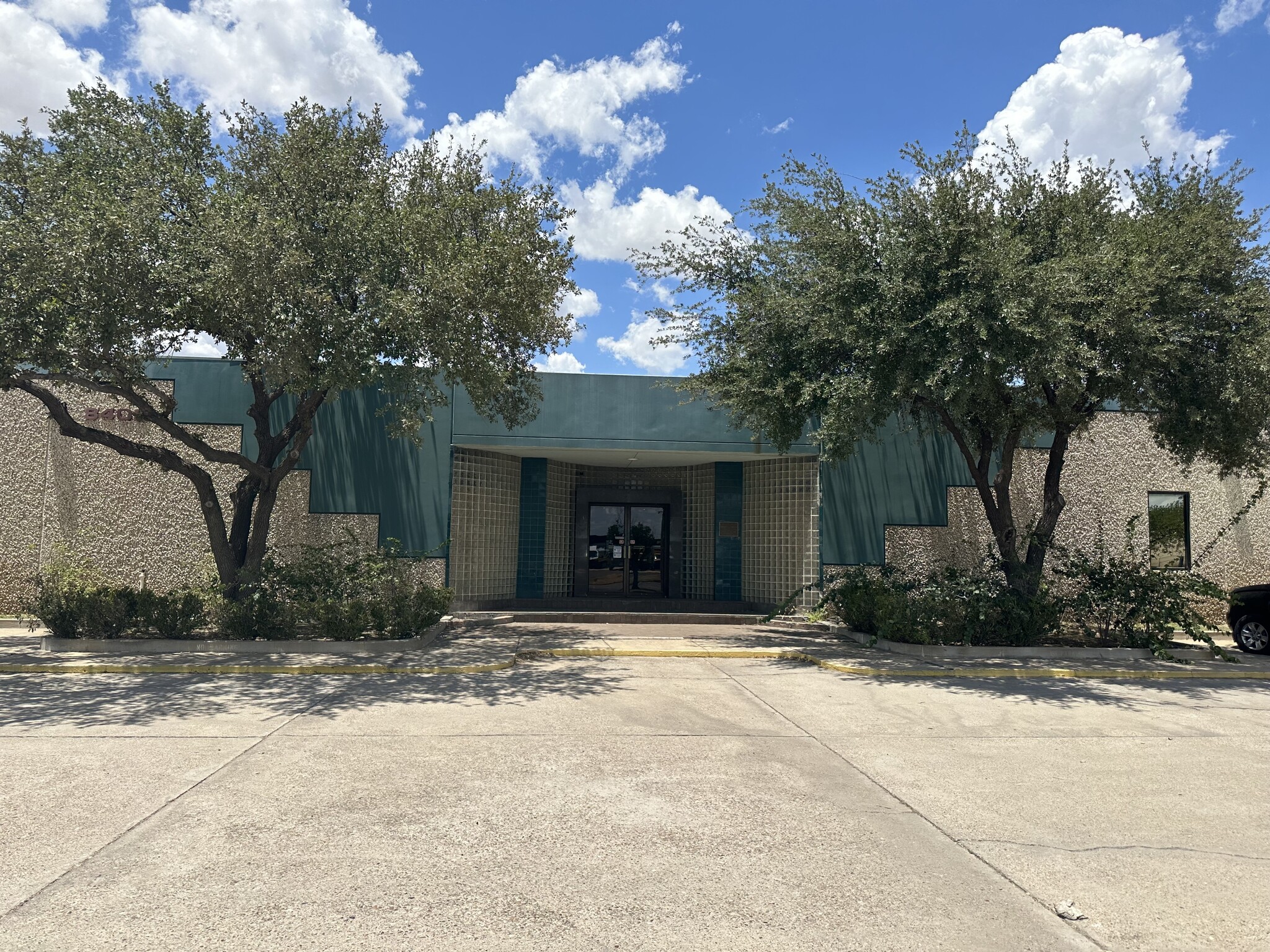 8402 Killam Industrial Blvd, Laredo, TX for Rent