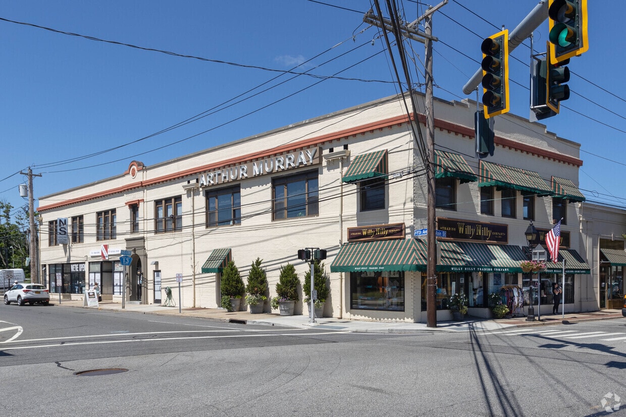 143 W Main St, Bay Shore, NY for Sale