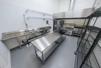 Santa Ana, CA Office/Retail - 17290 Newhope St