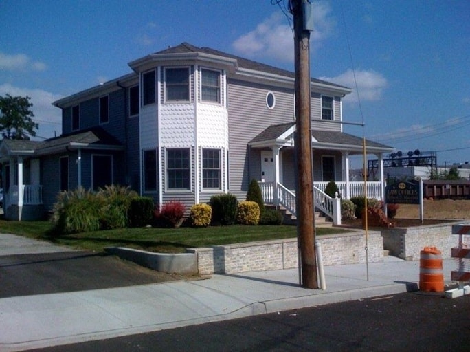 98 Front St, Mineola, NY for Rent
