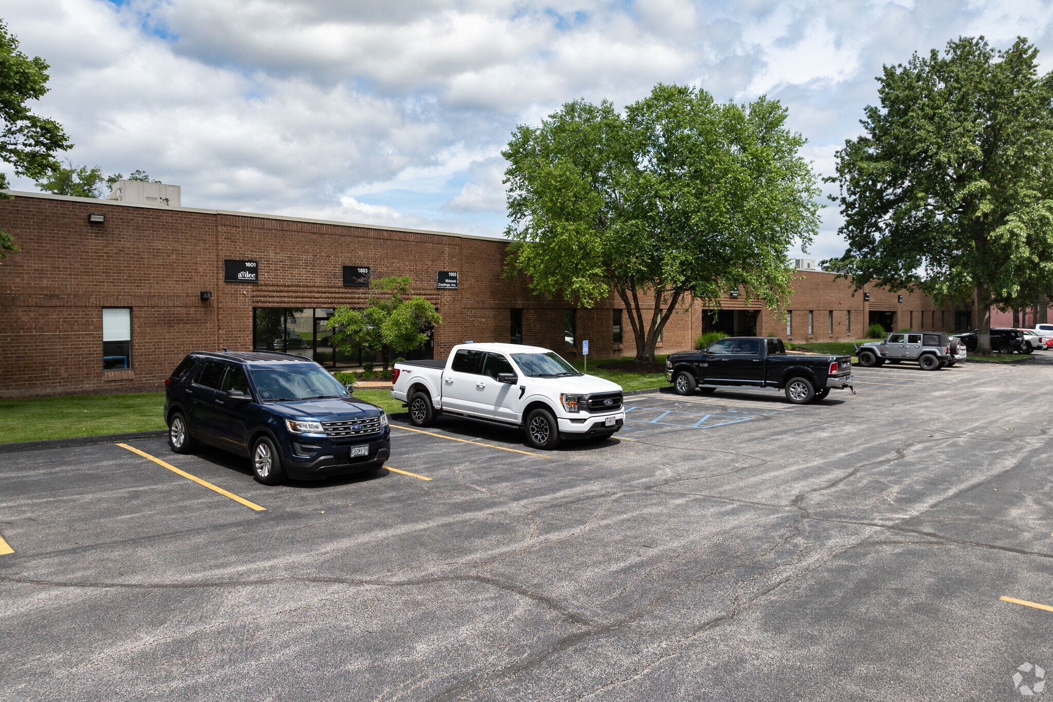 1601-1617 Manufacturers Dr, Fenton, MO for Sale