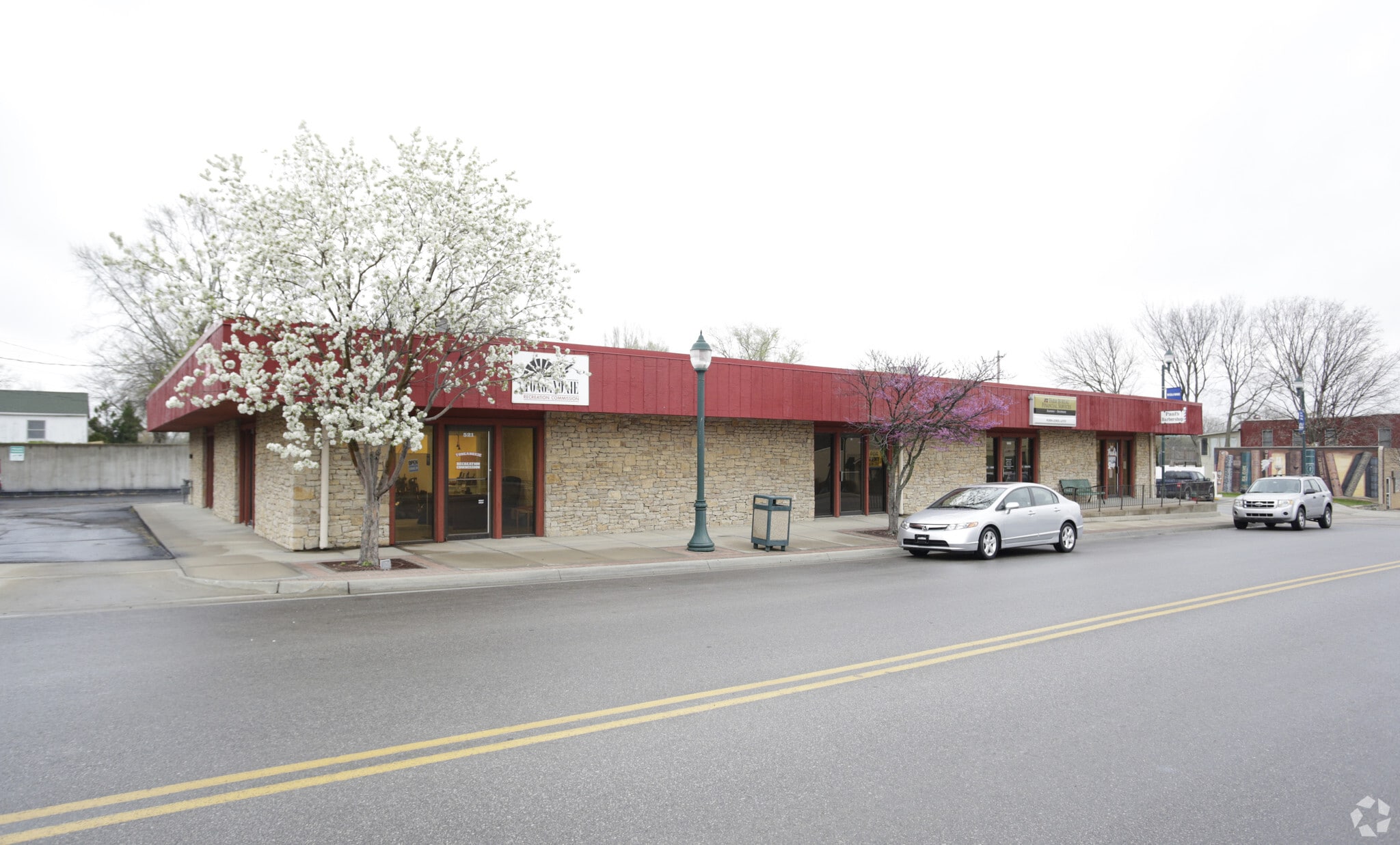 521-527 E 4th St, Tonganoxie, KS for Rent