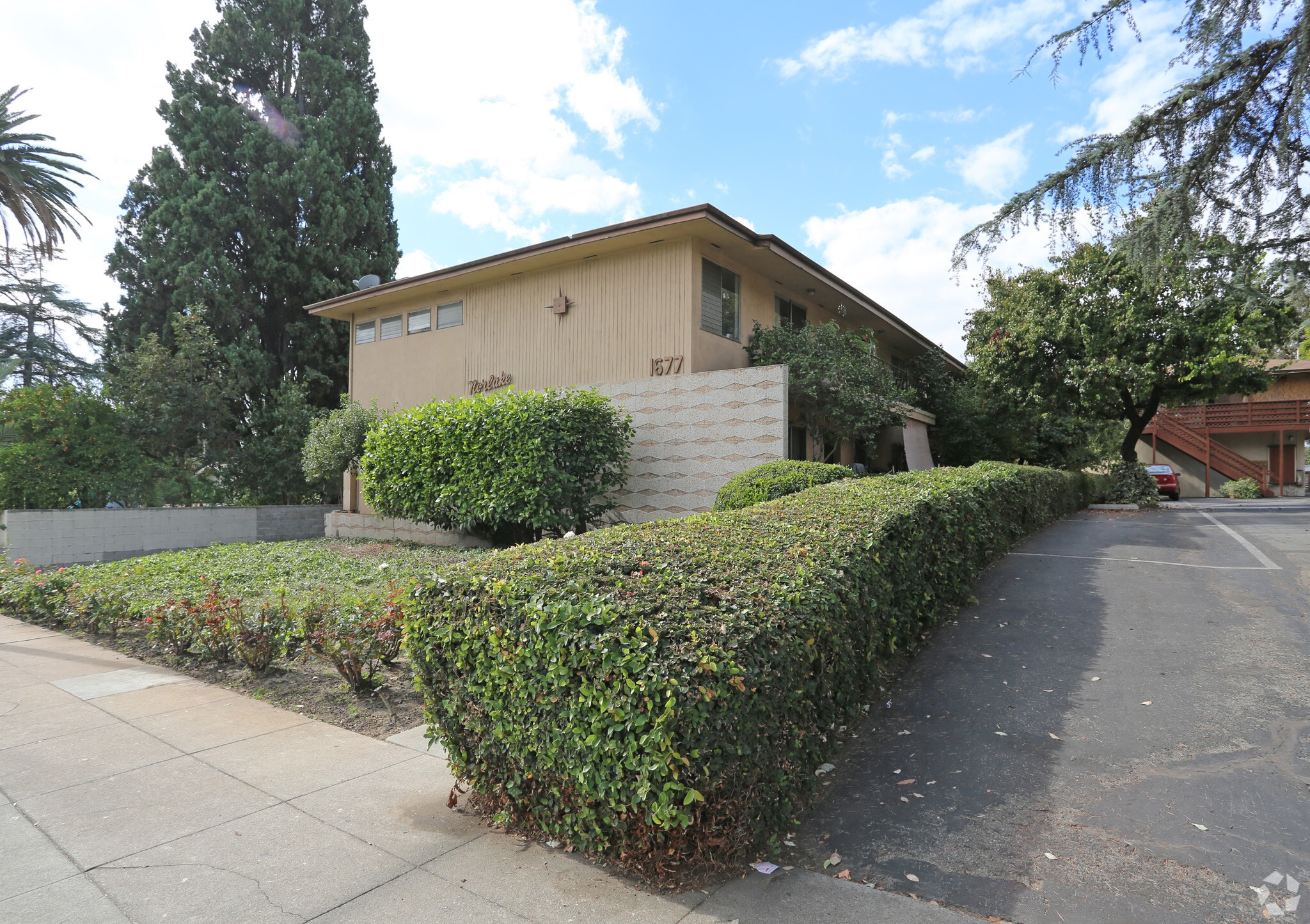1677 N Lake Ave, Pasadena, CA for Sale